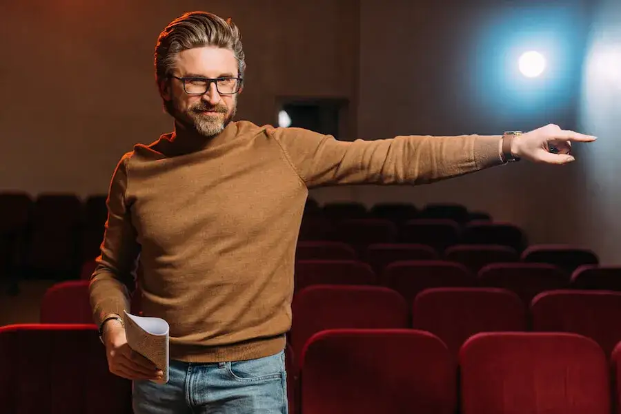 Czym zajmuje się reżyser w teatrze? Odkryj jego kluczowe zadania