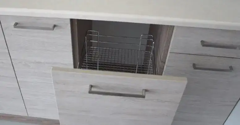 Jak wyjąć kosz cargo z szafki - proste kroki, które ułatwią demontaż