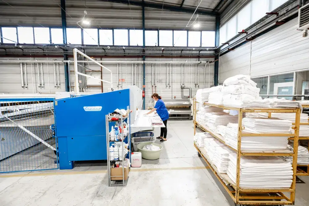 Magiel przemysłowy - niezbędnik w pralni przemysłowej