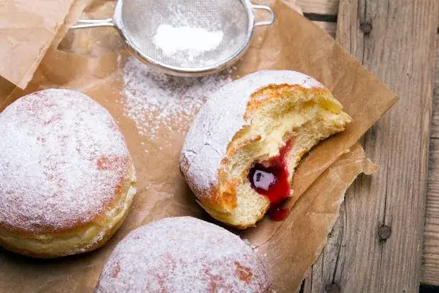 Ile kalorii ma jeden pączek? Sprawdź, jak wpływa na Twoją dietę!