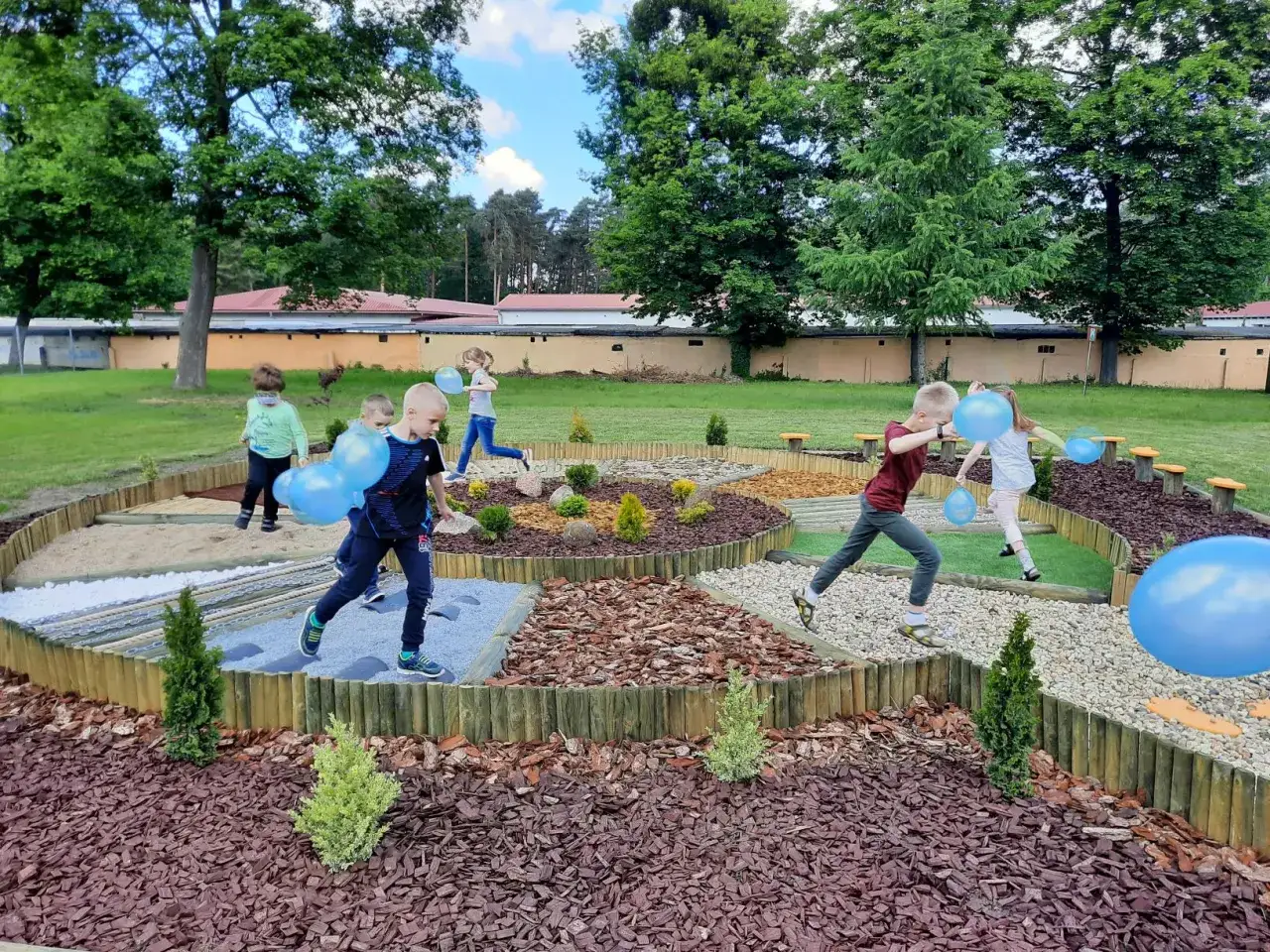 Ścieżka sensoryczna w ogrodzie: jak stworzyć bezpieczną przestrzeń dla dzieci