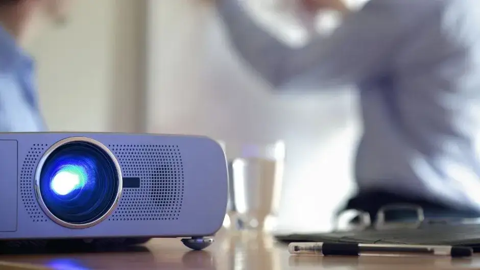 Jak wybrać projektor, aby uniknąć rozczarowania i zyskać jakość obrazu