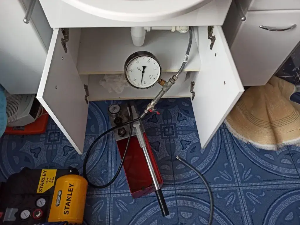 Jak obliczyć ciśnienie wody w kranie i uniknąć problemów z instalacją