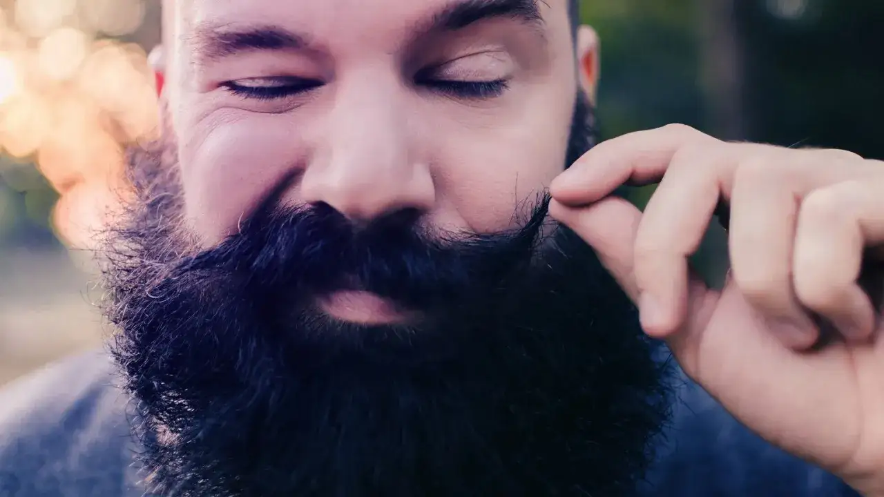 Rzadki zarost? Zapuść gęstą brodę: Praktyczny przewodnik