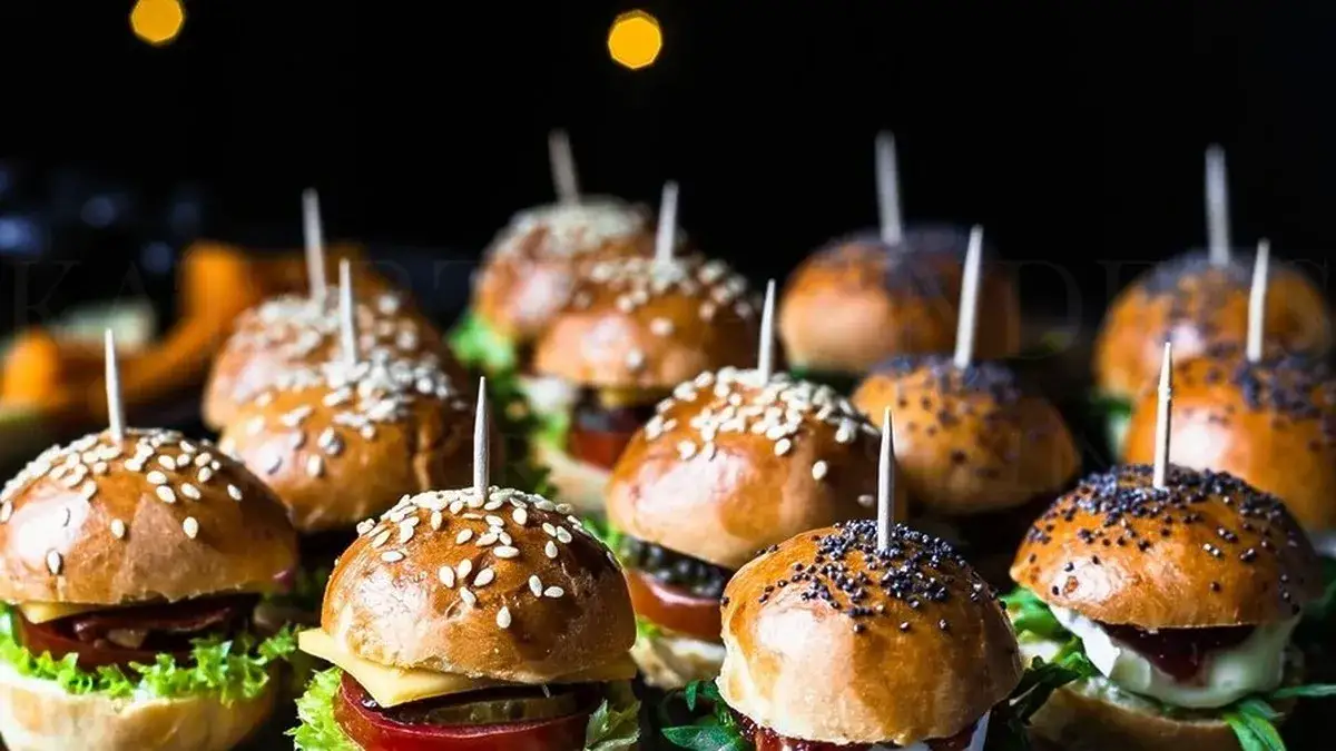 Jak zrobić mini burgery? Kompletny przepis na imprezę!