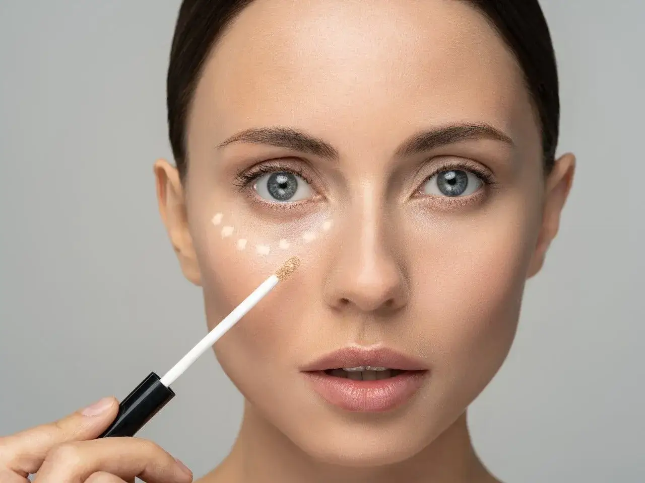 Jaki korektor na sińce pod oczami? Wybierz idealny i ukryj cienie!