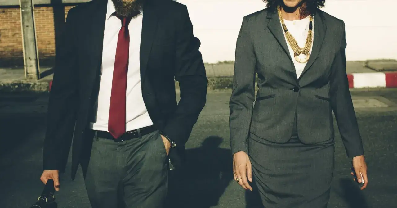 Elegancka para w garniturach. Ona w szarej garsonce z naszyjnikiem, on w ciemnym z bordowym krawatem. Chyba zakochałam się w szefie.