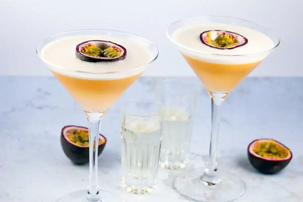 Dwa drinki Pornstar Martini, ozdobione połówką marakui, z kieliszkami z dodatkowym shotem. Idealne, by dowiedzieć się, jak pić.