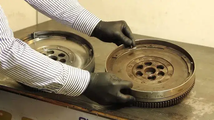 Objawy uszkodzonej dwumasy w benzynie – nie ignoruj tych sygnałów