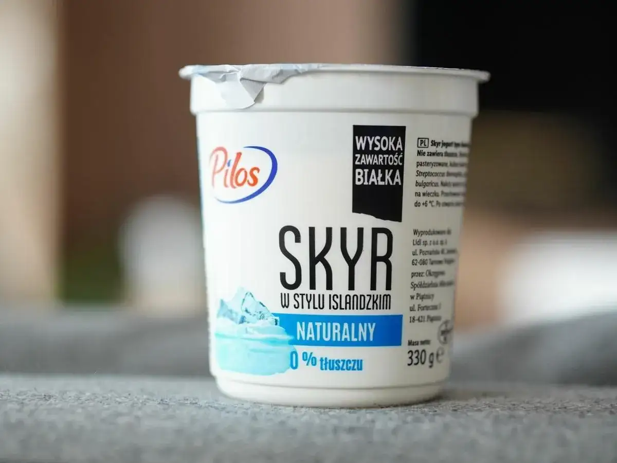 Pilos Skyr Naturalny, 0% tłuszczu. Czy skyr jest lekkostrawny? Tak, ten islandzki jogurt jest bogaty w białko i łatwo przyswajalny.