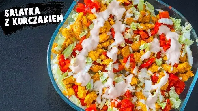 Jak ugotować pierś z kurczaka do sałatki, by była soczysta i smaczna