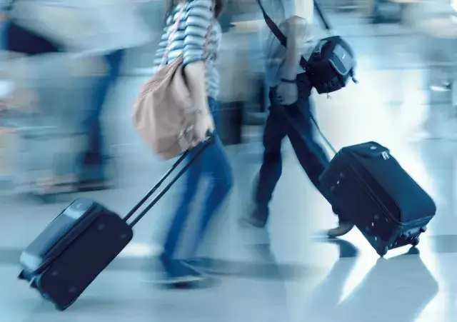 Czy oprócz bagażu podręcznego można mieć torebkę w Ryanair? Sprawdź zasady