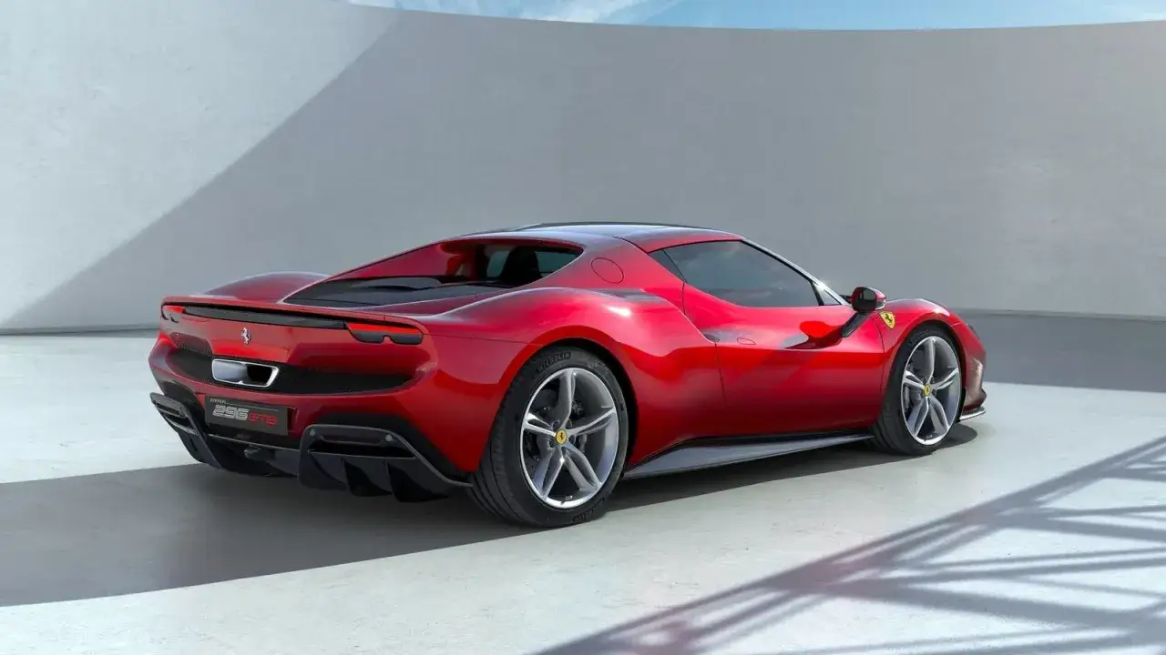 Czerwone Ferrari 296 GTB z bliska. Zastanawiasz się, ile kosztuje nowe Ferrari? Ten model to marzenie każdego fana motoryzacji.