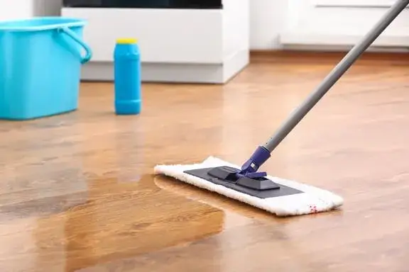 Czym nabłyszczyć panele? Skuteczne metody bez smug!