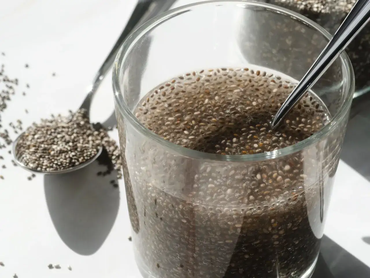 Jak przygotować nasiona chia? Proste przepisy i wskazówki