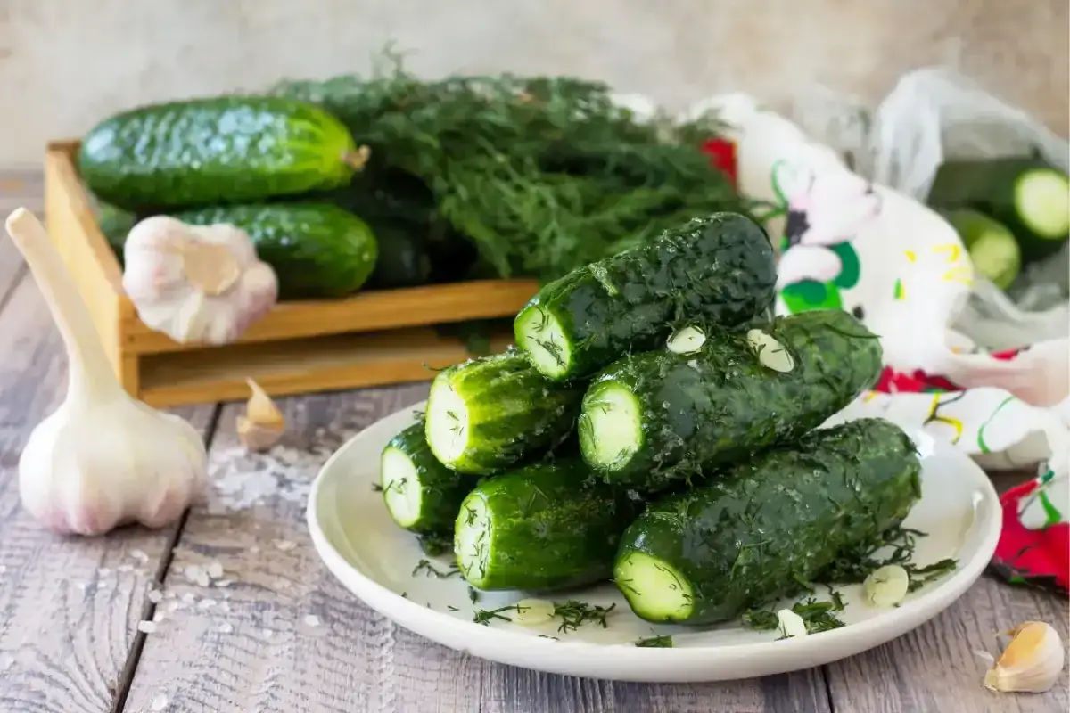 Świeże ogórki małosolne z koprem i czosnkiem, idealne przyprawy do ogórków małosolnych.
