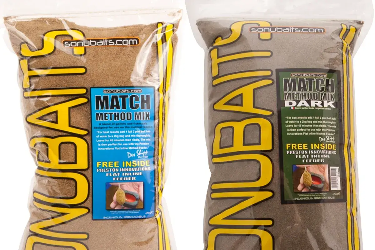 Dwie torby zanęty Sonubaits Match Method Mix, uniwersalna zanęta na ryby, jedna jasna, druga ciemna.