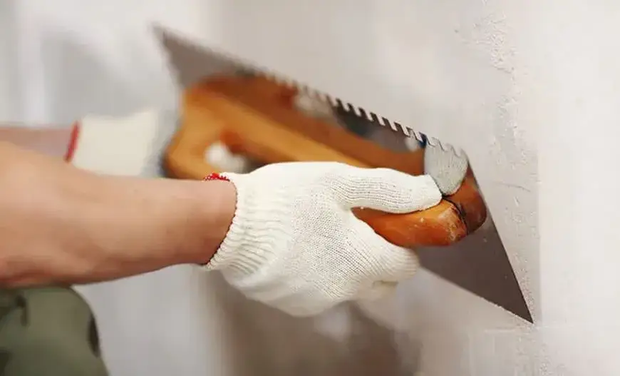 Jak powstaje zaprawa gipsowa? Poznaj tajniki produkcji i zastosowań