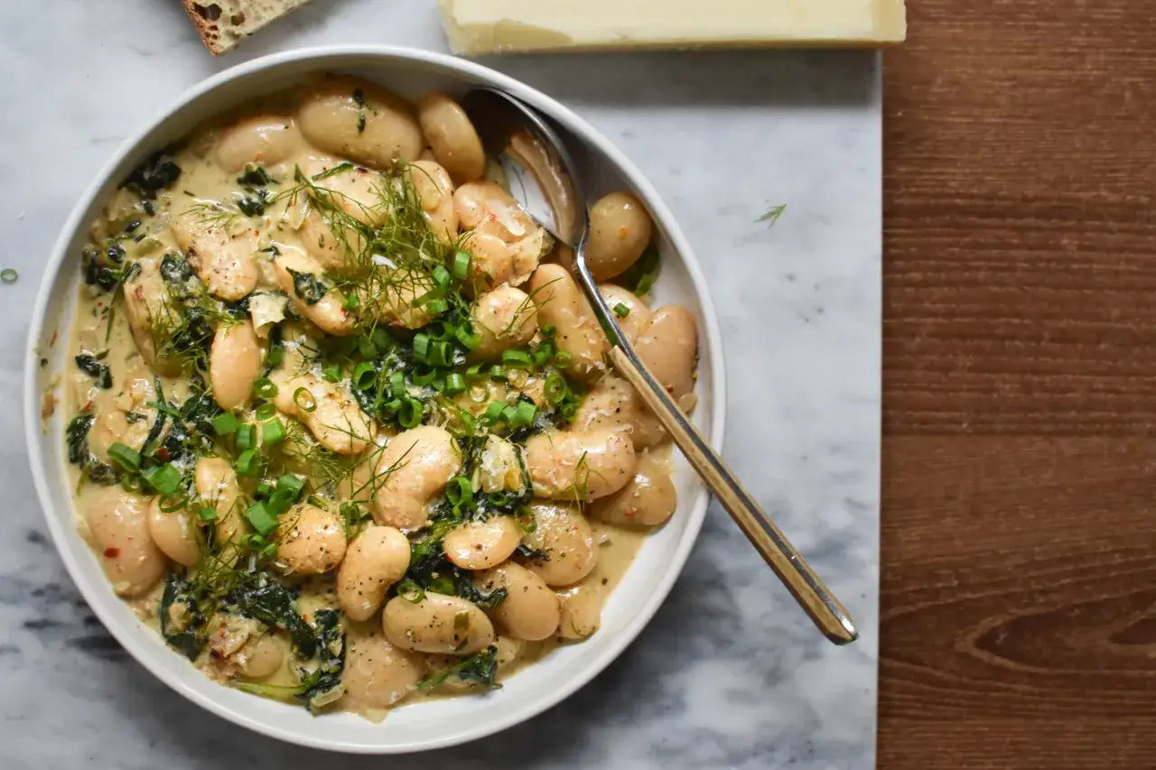 Kremowa zapiekanka z fasoli jaś z ziołami i szczypiorkiem. Idealny pomysł, co zrobić z ugotowanej fasoli jaś, by zachwycić smakiem.