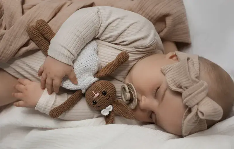 Spokojny sen z przytulanką: Jak nauczyć dziecko bezpiecznie zasypiać?