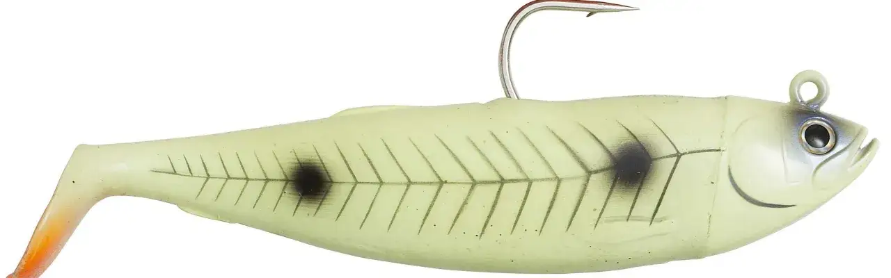 Jasnożółta przynęta na ryby w kształcie rybki z haczykiem. Idealna odpowiedź na pytanie: co zabrać na ryby do Norwegii.