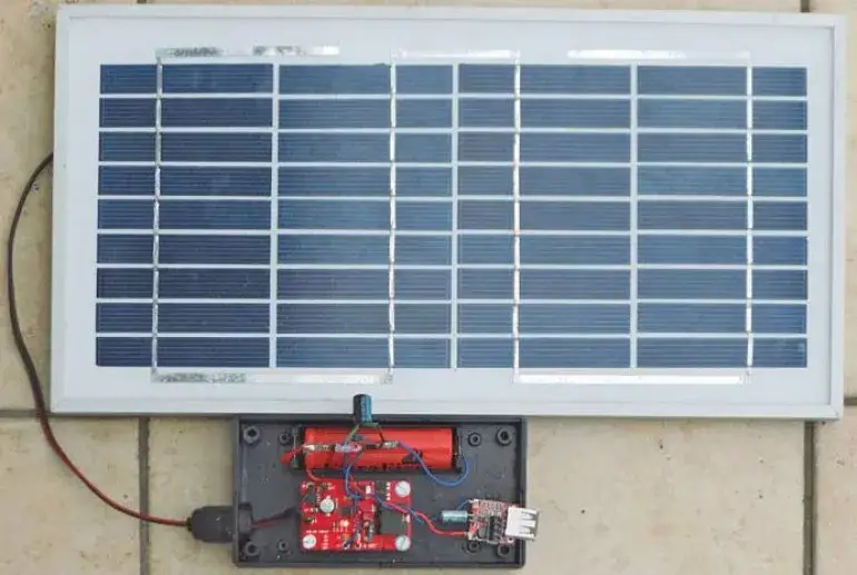 Zalety paneli słonecznych do ładowania akumulatorów - praktyczne porady.