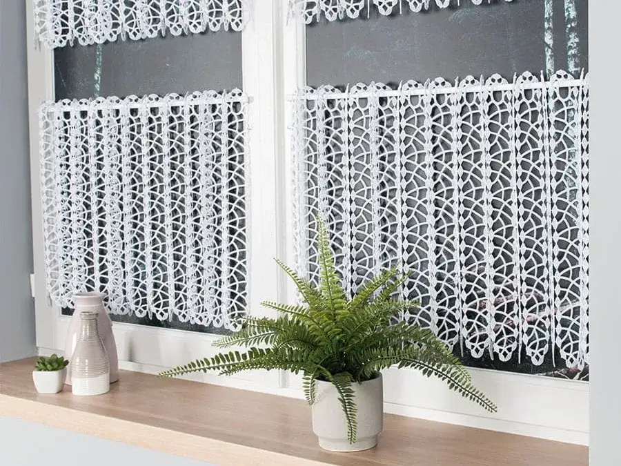 Jak powiesić firanki w oknie: proste metody i najczęstsze błędy