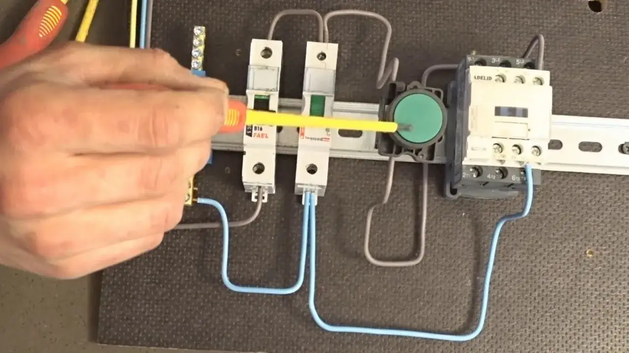 Jak podłączyć stycznik trójfazowy bez błędów i zagrożeń elektrycznych