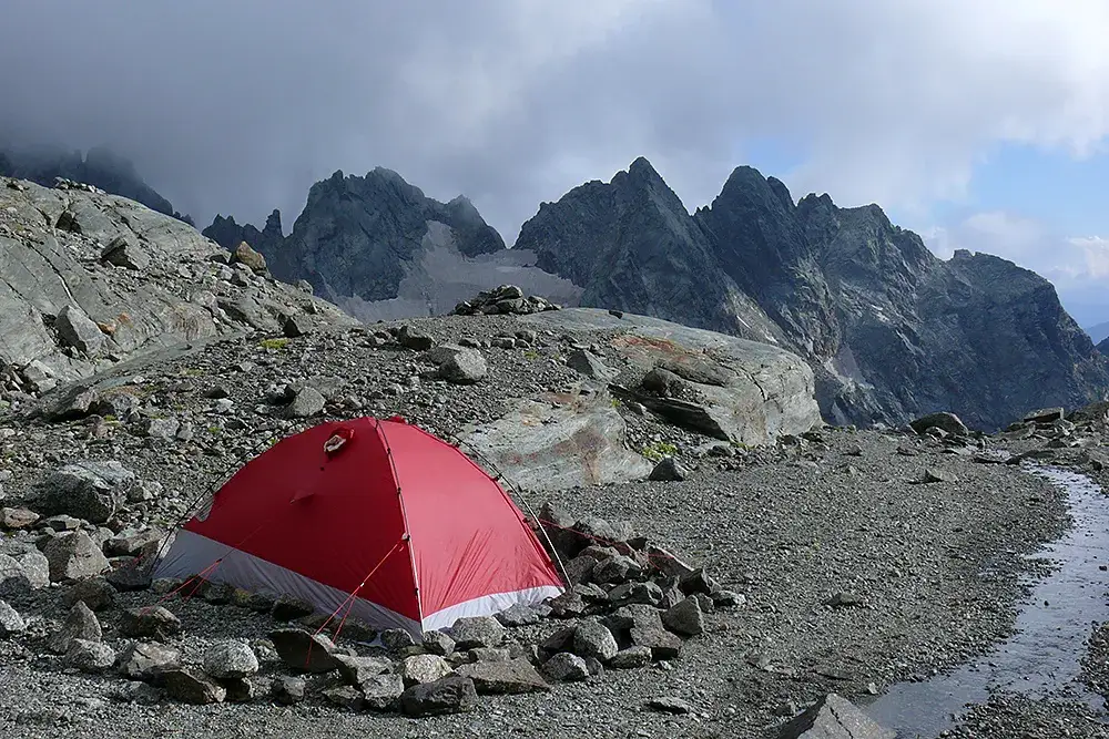 Czy w namiocie podczas burzy jest bezpiecznie? Oto co musisz wiedzieć