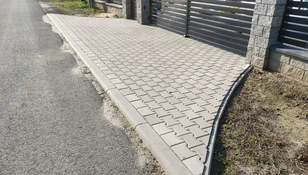 Asfalt czy kostka - co wybrać, aby uniknąć wysokich kosztów?