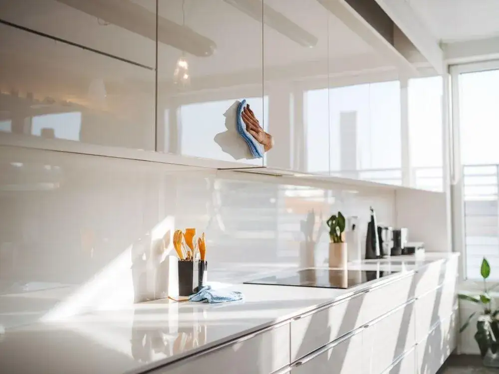 Jak skutecznie myć białe meble z Ikei, by uniknąć uszkodzeń?