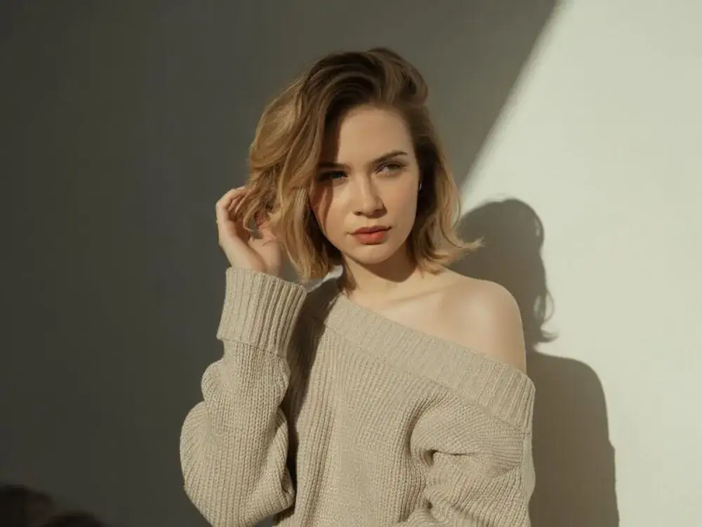 Swetry odsłaniające ramiona: Hity, fasony, stylizacje. Musisz to znać!