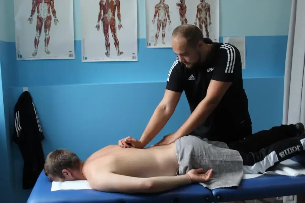 Rehabilitacja po operacji kręgosłupa: Kiedy i jak wrócić do życia?