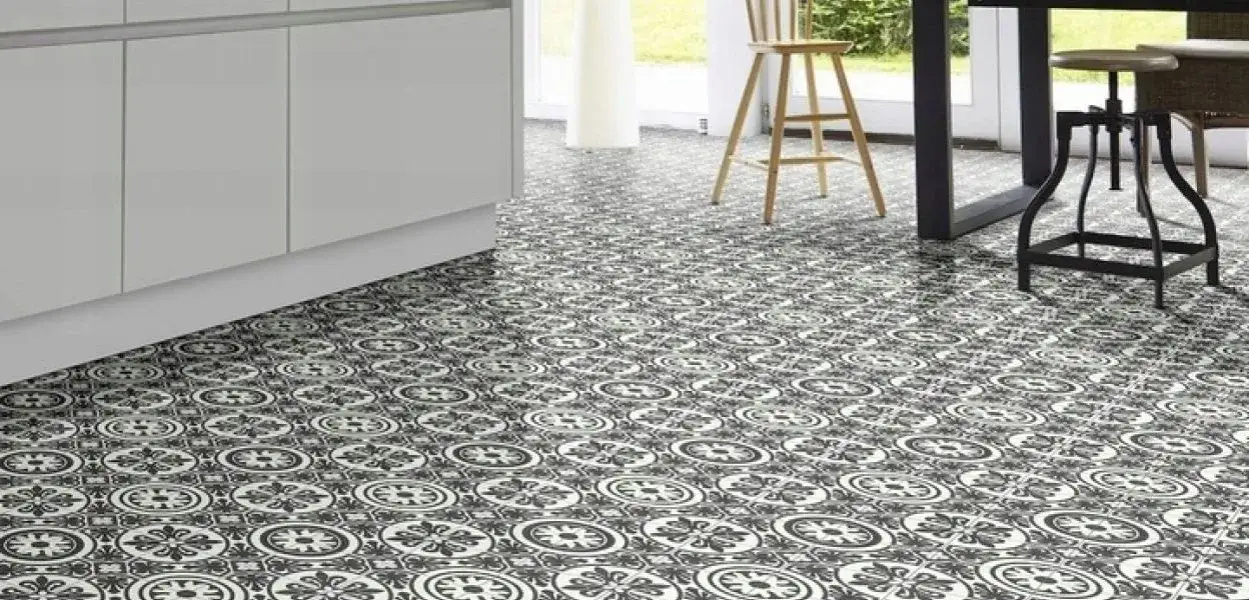 Jak położyć wykładzinę PCV na płytki bez błędów - krok po kroku