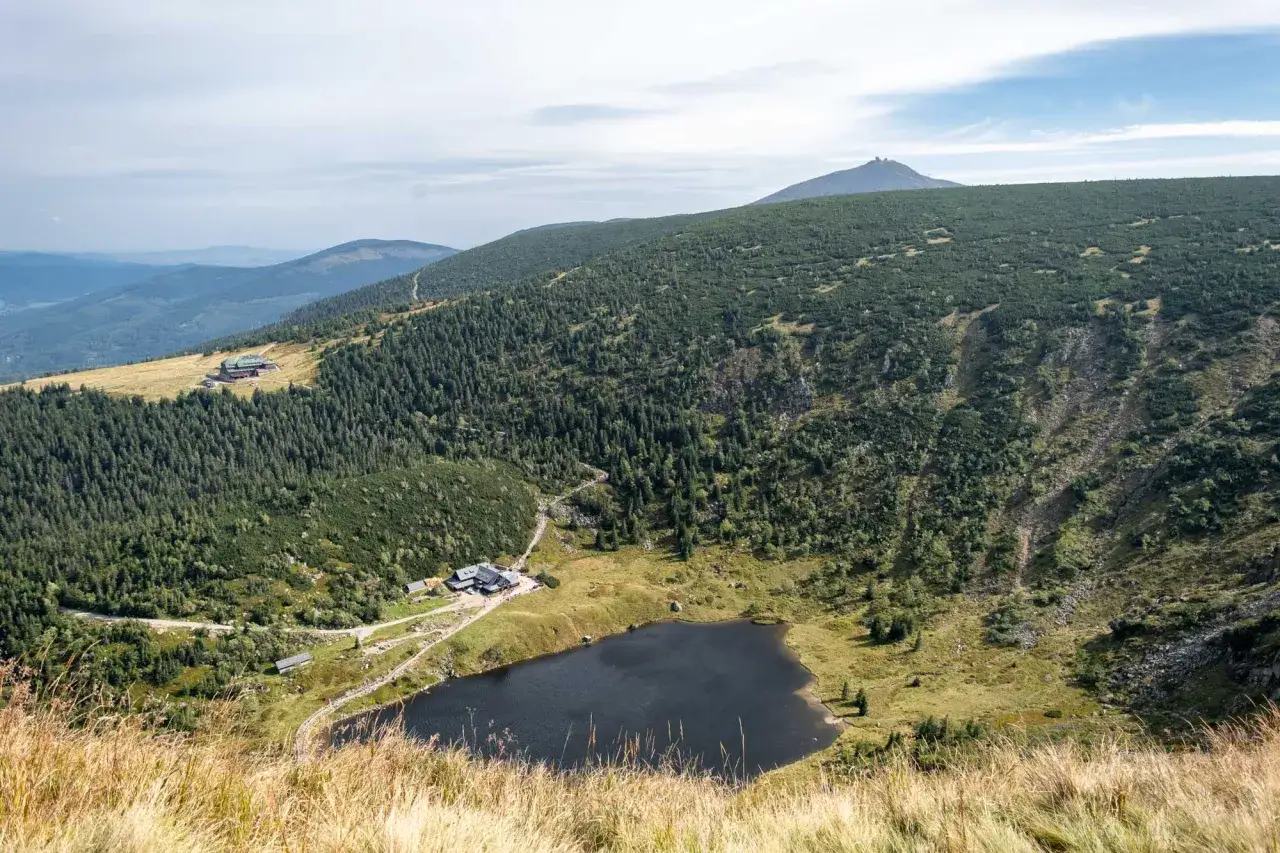 Malowniczy widok na górskie jezioro i schroniska w Karkonoszach. Idealne miejsce na wakacje w górach.