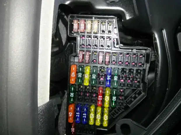 Gdzie są bezpieczniki Audi A3 8P? Odkryj ich ukryte miejsca