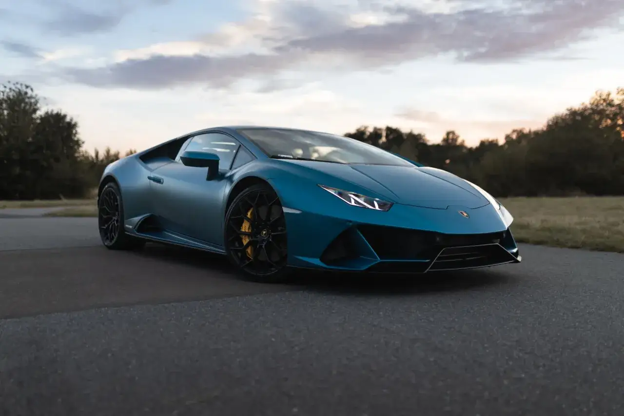Ile kosztuje wynajem lamborghini? Ceny i czynniki wpływające na koszt