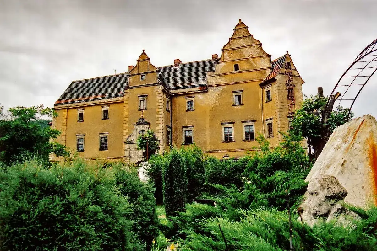 Zaniedbany pałac w Lwówku Śląskim, otoczony bujną zielenią, to jedna z jego tajemniczych atrakcji.