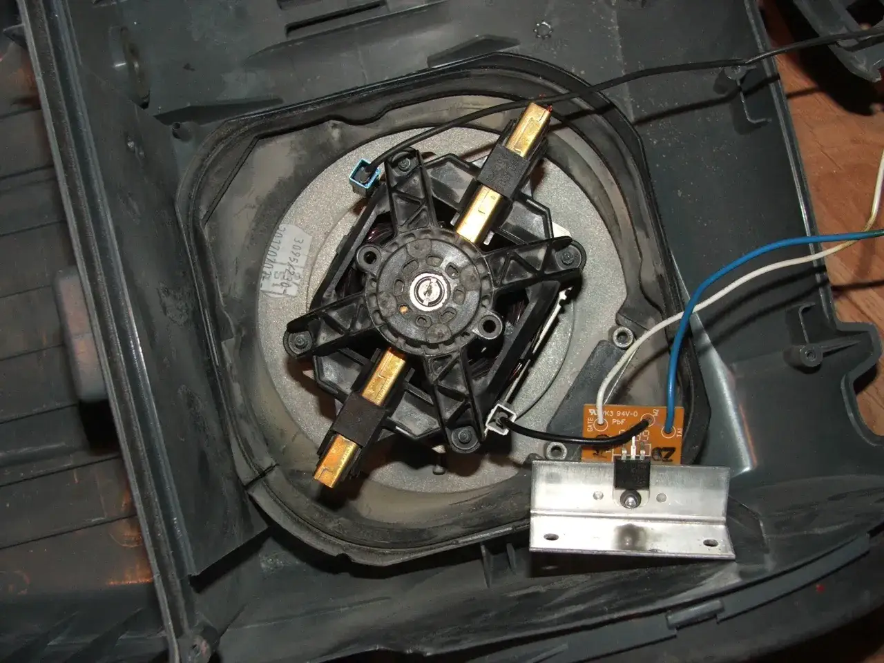 Silnik odkurzacza Zelmer Jupiter z widocznymi elementami i przewodami.