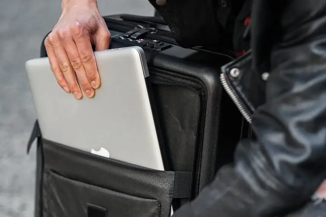 Czy trzeba podpisać walizkę do samolotu? Oto, co musisz wiedzieć