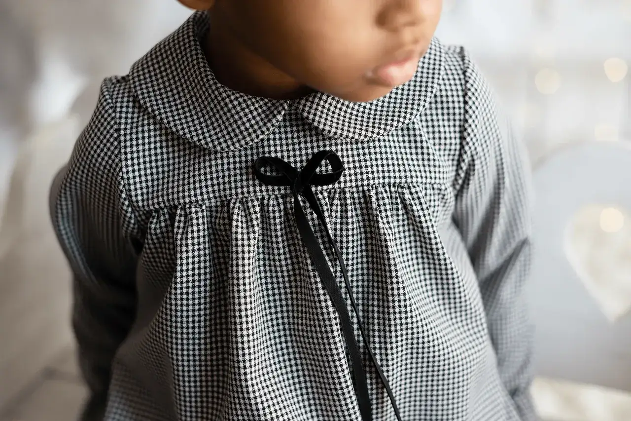 Sukienka niemowlęca w kratkę – stylowe wybory na każdą okazję