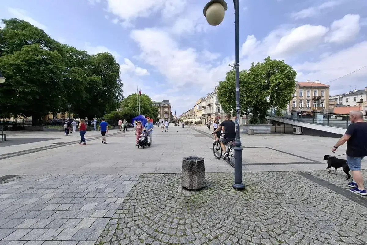 Spacer po centrum Radomia, gdzie widać ludzi spacerujących, jeżdżących na rowerze i z psem. Ile ludzi mieszka w Radomiu? Tyle, ilu widać na tym zdjęciu i znacznie więcej!