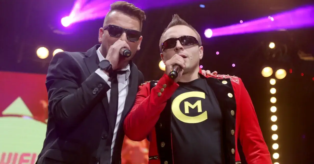 Dwóch wokalistów disco polo na scenie. Zastanawiasz się, ile kosztuje koncert disco polo?