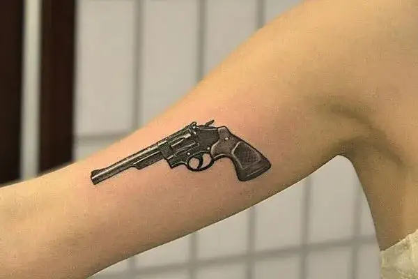 Tatuaż pistolet znaczenie: odkryj ukryte symbole i emocje