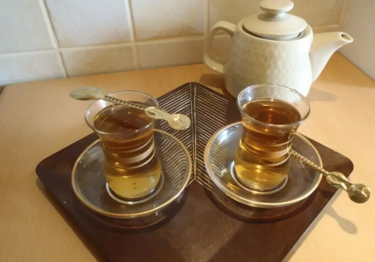 Jaki rum do herbaty? Poznaj najlepsze rodzaje i proporcje