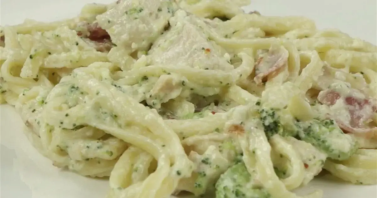 Makaron z brokułami, boczkiem, sosem śmietanowym i parmezanem