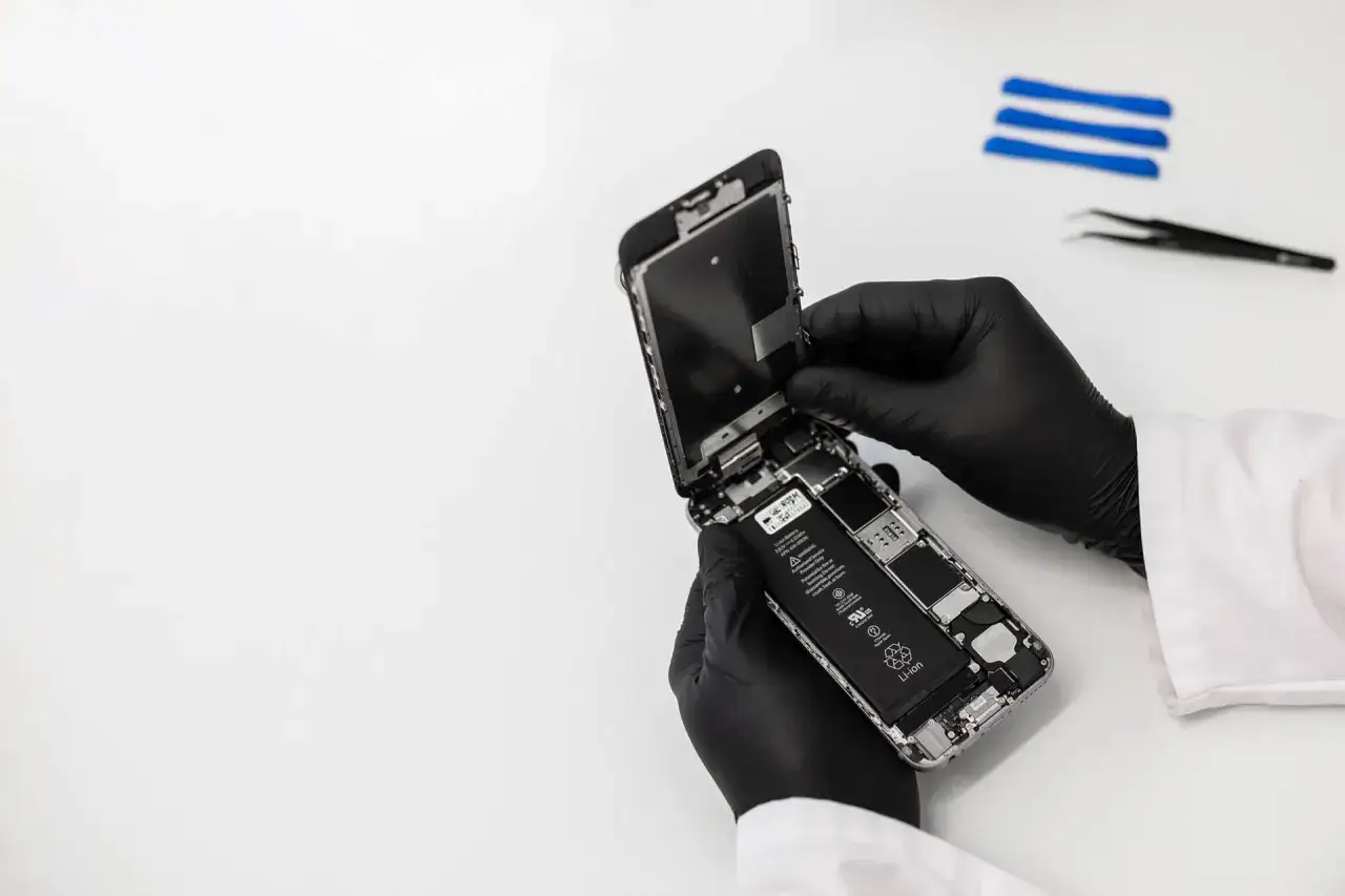 Jak usunąć wodę z iPhone - skuteczne metody na ratunek po zalaniu