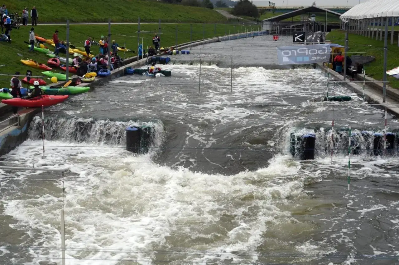 Tor kajakarstwa górskiego Kraków – idealne miejsce na przygodę w wodzie