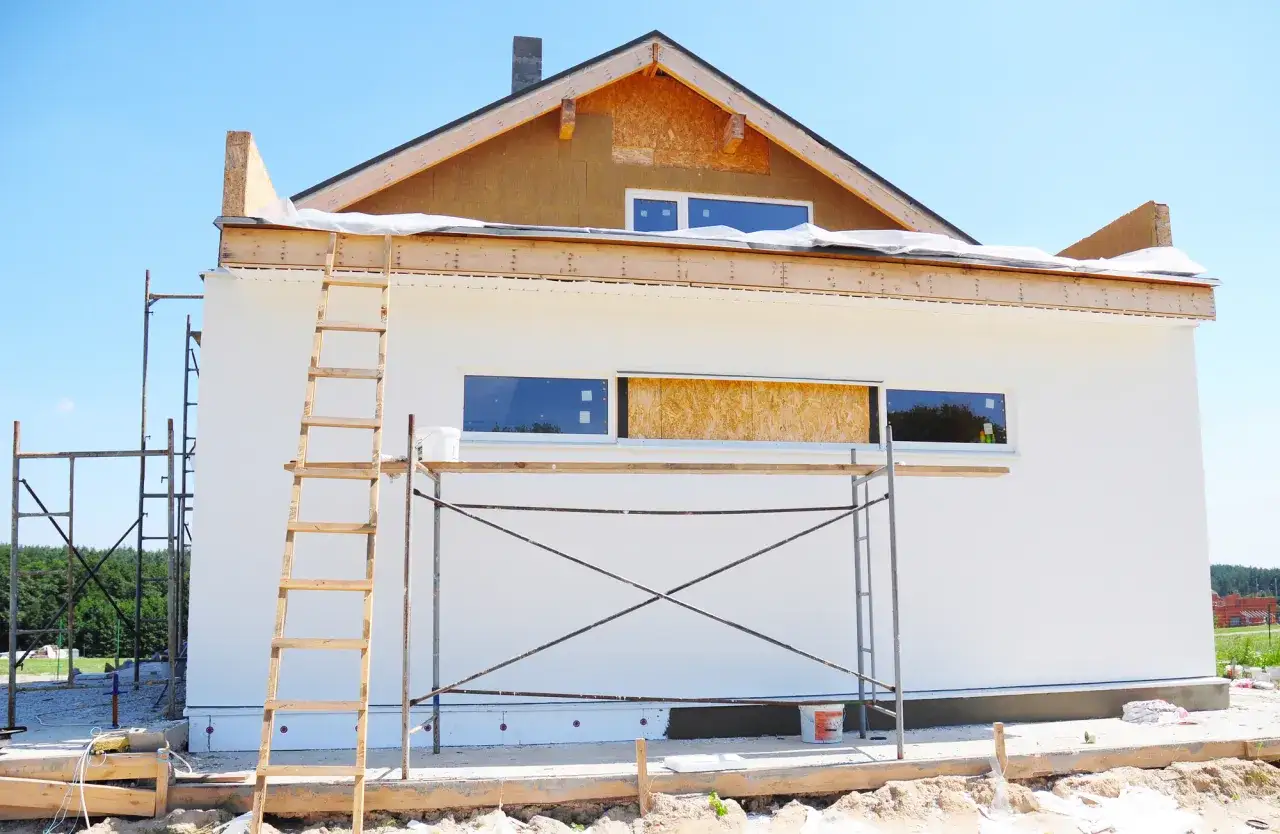 Jak nakładać tynki mineralne zewnętrzne, by uniknąć błędów i uzyskać trwałość