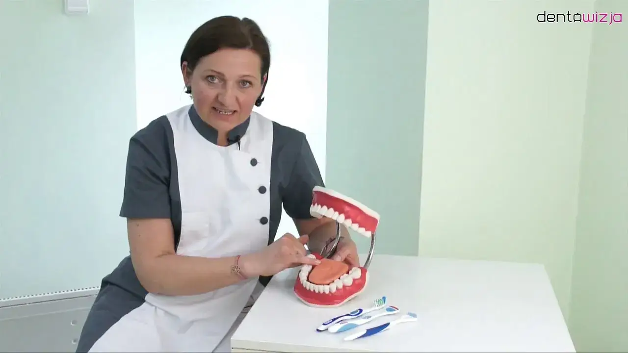 Czym czyścić język w Rossmann? Skuteczne produkty dla zdrowia jamy ustnej